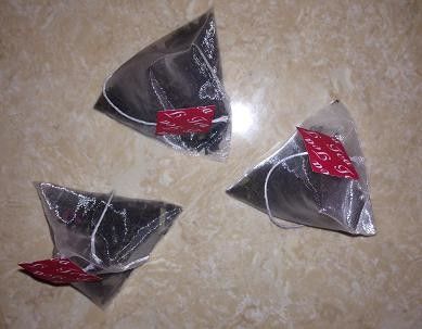 Machine de remplissage en nylon de sachet à thé de triangle 2.2KW 0.04-0.06 millimètre d'épaisseur de film